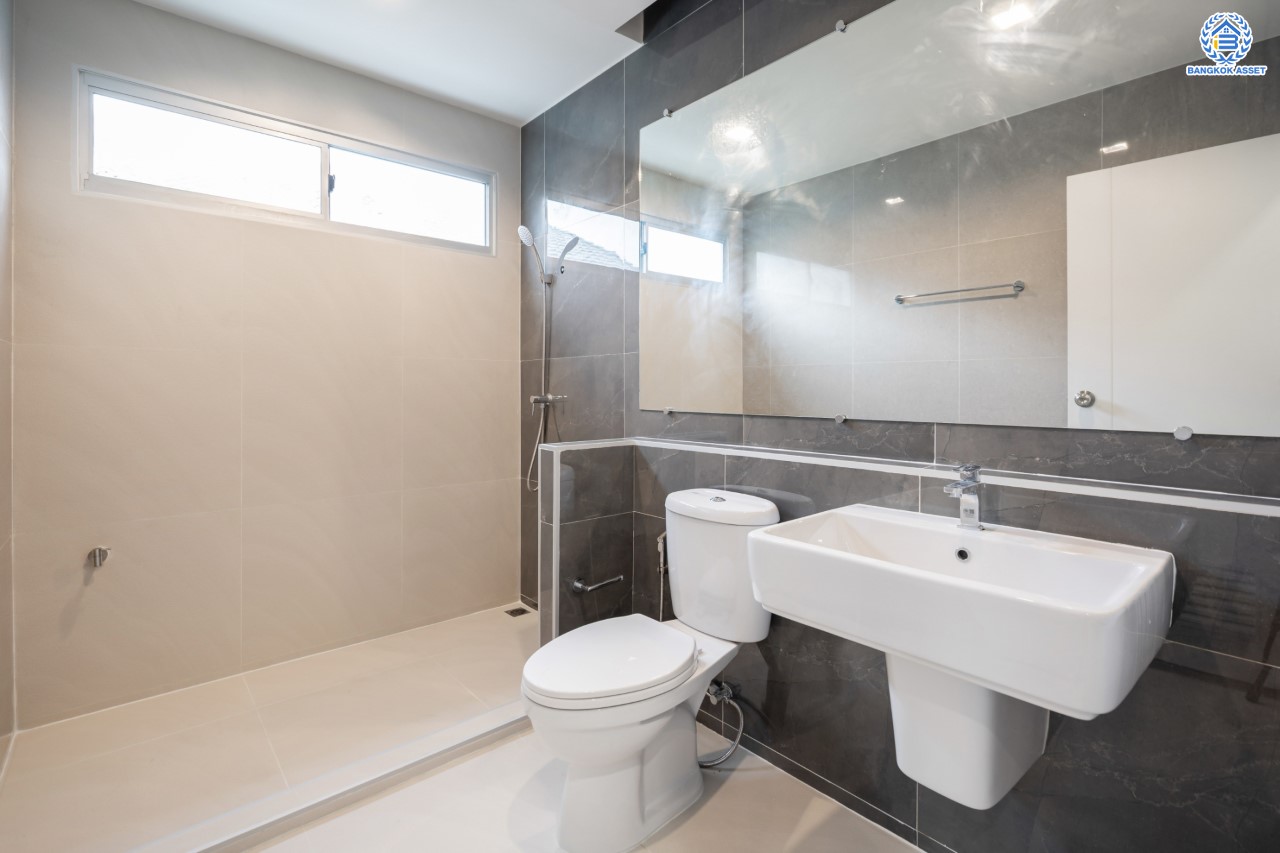 บ้านมือสองตกแต่งใหม่ แบรนด์สุดหรู L&H ม.มัณฑนา แจ้งวัฒนะ-ราชพฤกษ์ เนื้อที่ 55.3 ตร.ว. ฟังก์ชัน 3 ห้องนอน 3 ห้องน้ำ จอดรถได้ 2 คัน บรรยากาศ Private พร้อม Facilities ครบครัน! บนทำเลโซนเมือง เชื่อมต่อทุกการเดินทาง ใกล้เซ็นทรัลแจ้งวัฒนะ, เมืองทองธานี, ทางด่วน และรถไฟฟ้าสายสีม่วง "สถานีบางรักน้อยท่าอิฐ"